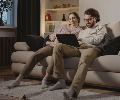 pareja viendo propiedades